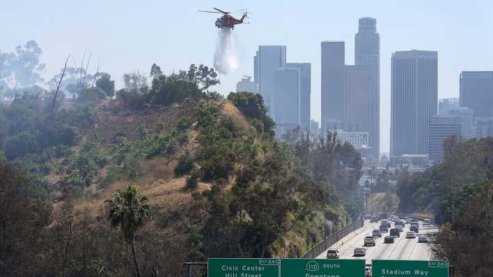 Ein Hubschrauber des Los Angeles City Fire Department wirft Wasser auf ein Buschfeuer, das im Elysian Park ausgebrochen ist.