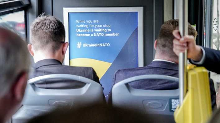 Ein Schild im Bus zum Gelände des Nato-Gipfels in Vilnius weist auf den Wunsch der Ukraine auf die Nato-Mitgliedschaft hin. (Quelle: Picture Alliance)