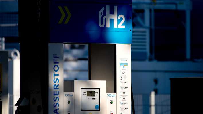 Die Aufschrift "H2" steht an einer Zapfsäule für Wasserstoff an einer Tankstelle.