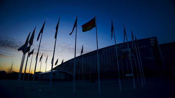 Das NATO-Hauptquartier in Brüssel in der Dämmerung. (Quelle: Picture Alliance)