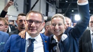 Archivbild: Die AfD-Vorsitzenden Tino Chrupalla und Alice Weidel jubeln (Bild: picture alliance/ dpa)