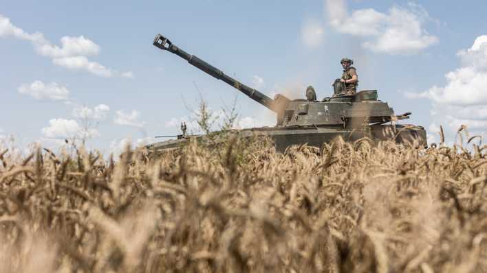 Ukrainische Soldaten patrouillieren mit einem Panzer durch ein Getreidefeld (Bild: picture alliance / Diego Herrera Carcedo)