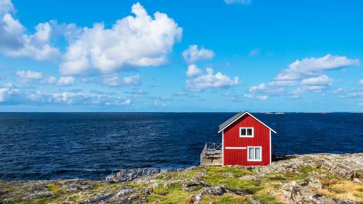 Eine einsame Holzhütte mitten in der Natur auf der Insel Åstol in Schweden (Bild: picture alliance / Rico Ködder)