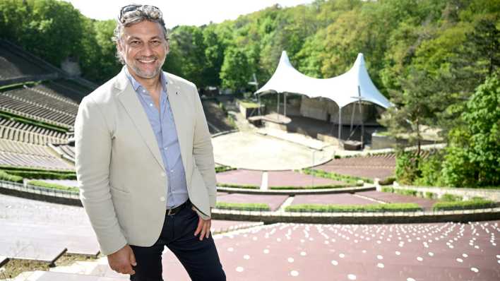 Jonas Kaufmann, Opernsänger, steht vor der Berliner Waldbühne (Bild: picture alliance/ dpa)