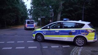 Polizeifahrzeuge sind bei einer Suchaktion nach einer freilaufenden Löwin in der Gegend von Kleinmachnow an der südlichen Landesgrenze von Berlin zu sehen (Bild: dpa / Sven Käuler)