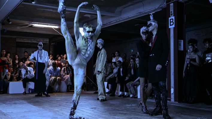 Ein Tänzer bei einer Showeinlage bei der Modenschau des Designers Lucas Meyer Leclere beim Auftakt der Berliner Fashion Week