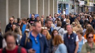 Der Brügersteig an der Berliner Einkaufsmeile "Tauentzienstraße" ist voll mit Menschen