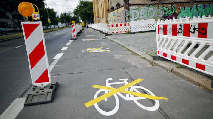 Das Piktogramm für einen neuen Radweg in der Ollenhauerstraße in Berlin-Reinickendorf wurde mit einer gelben Markierung durchkreuzt (Bild: dpa / Thomas Trutschel)