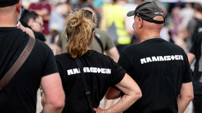 Rammstein Fans stehen vor der Demonstration «Kein Rammstein-Konzert in Berlin!» vor dem Olympiastadion in Berlin.