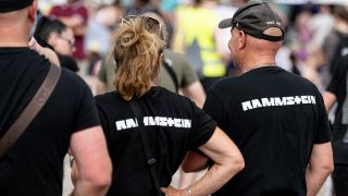 Rammstein Fans stehen vor der Demonstration «Kein Rammstein-Konzert in Berlin!» vor dem Olympiastadion in Berlin.