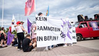 Teilnehmer der Demonstration "Kein Rammstein-Konzert in Berlin!" stehen am Samstag vor dem Olympiastadion (Bild: dpa / Fabian Sommer)