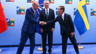Nato-Gipfel in Vilnius: Der türkische Präsident Erdogan schüttelt die Hand von Schwedens Premierminister Ulf Kristersson.