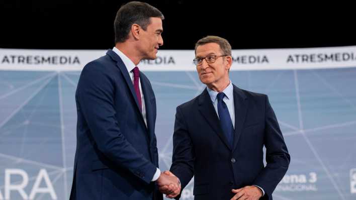 Alberto Nunez Feijoo (r), Oppositionsführer und Kandidat der Volkspartei, gibt Pedro Sanchez, Ministerpräsident von Spanien und Kandidaten der Sozialisten, vor einer live im Fernsehen übertragenen Debatte die Hand.