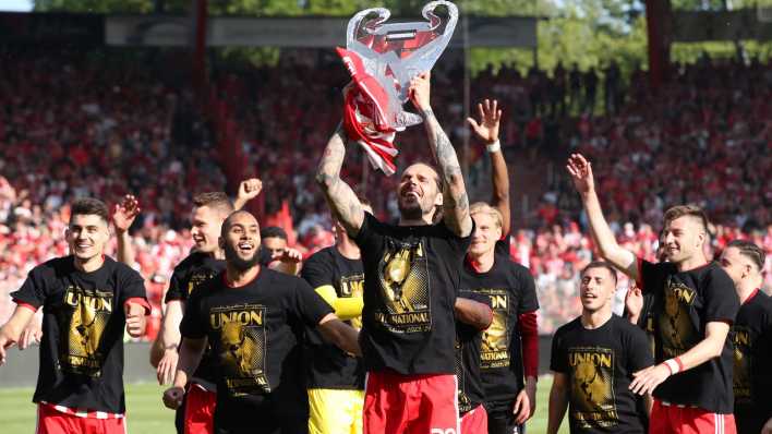 Christopher Trimmel mit CL Pokal, Union Berlin feiert Teilnahme an der Championsleague