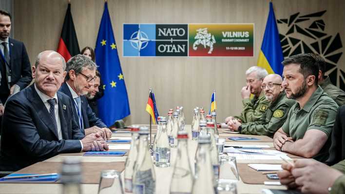 Bundeskanzler Olaf Scholz (SPD) und Wolodymyr Selenskyj, Präsident der Ukraine, treffen sich am Rande des Nato-Gipfels zu einem bilateralen Gespräch.