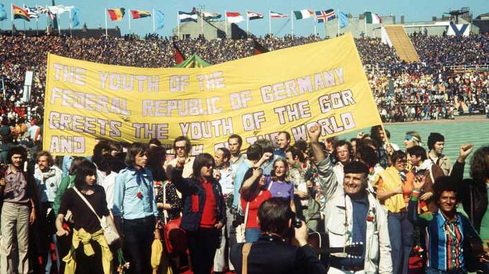 Die Delegation der Bundesrepublik Deutschland am Eröffnungstag beim Einmarsch in das "Stadion der Jugend" bei den Weltfestspielen 1973 (Bild: picture alliance/dpa)