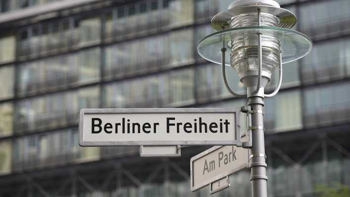 Straßenschild "Berliner Freiheit" nahe dem Potsdamer Platz in Berlin.