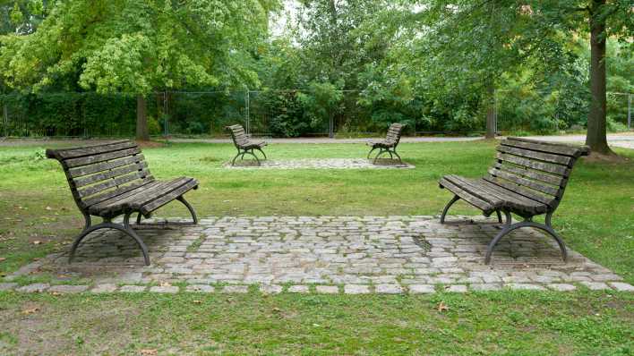 Parkbänke in einem Park in Berlin