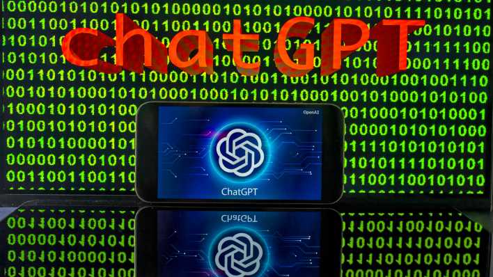 Grüner Binär-Code auf Bildschirm mit Schriftzug chatGPT