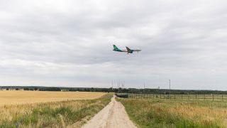 Ein Flugzeug landet am 29. Juni 2023 auf dem Flughafen Berlin Brandenburg