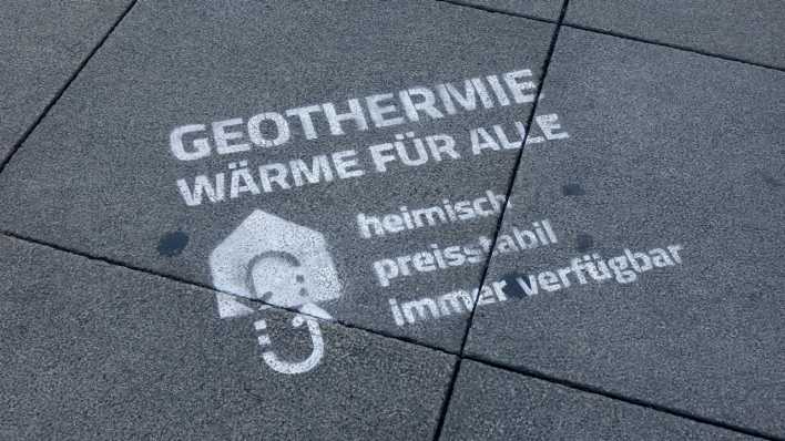 "Geothermie" Schriftzug auf einem Gehweg