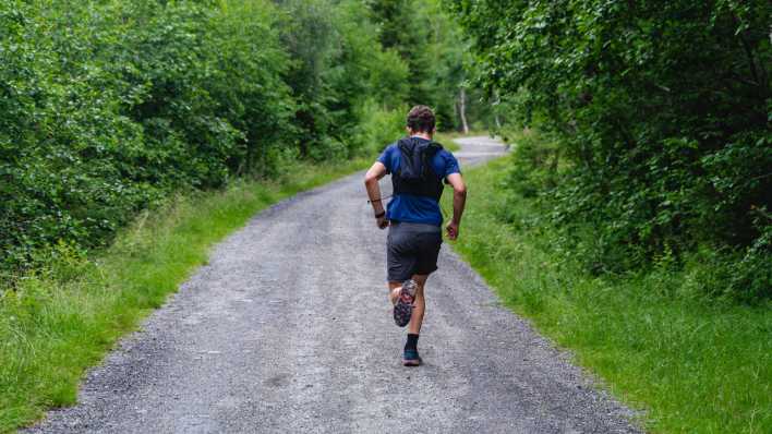 Mann beim Joggen im Wald