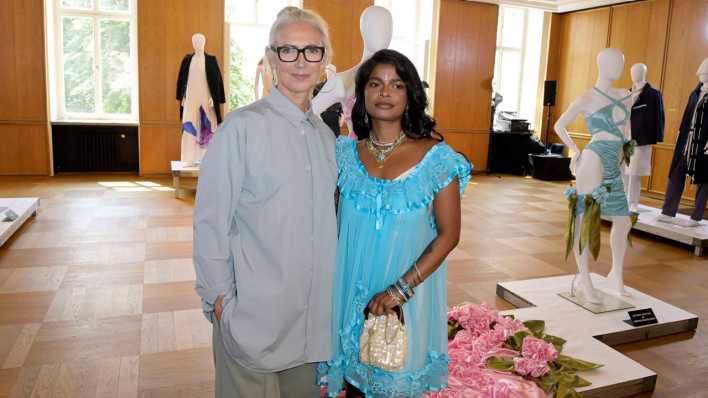Christiane Arp und Abarna Kugathasan bei der Eröffnung vom Berliner Salon auf der Berlin Fashion Week Spring/Summer 2024 im Kronprinzenpalais