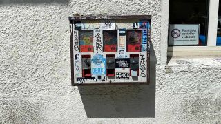 Ein Kaugummi-Automat hängt an einer Hauswand.