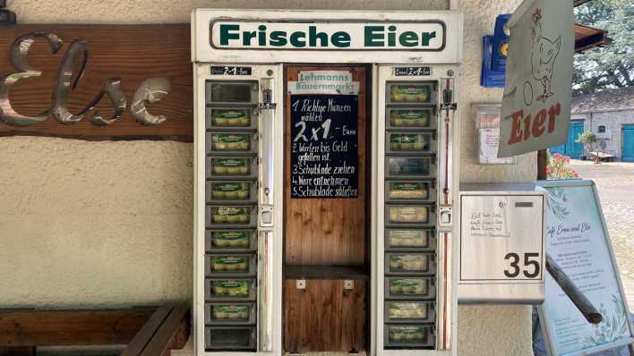 Ein Automat verkauft Eier in Tempelhof-Schöneberg
