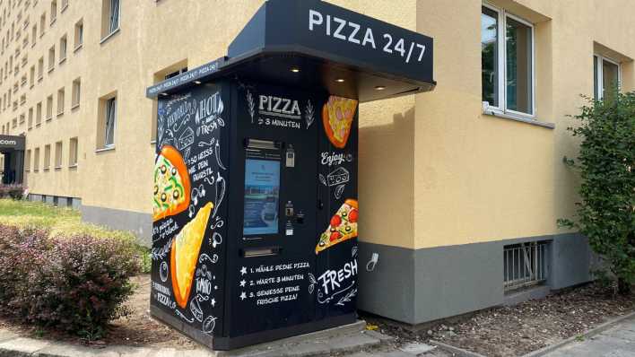 Ein Pizza-Automat steht vor einem Berliner Hostel