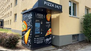 Ein Pizza-Automat steht vor einem Berliner Hostel