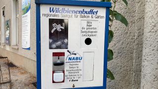 Automat für Bienenfutter vor dem Gebäude des NABU in Pankow