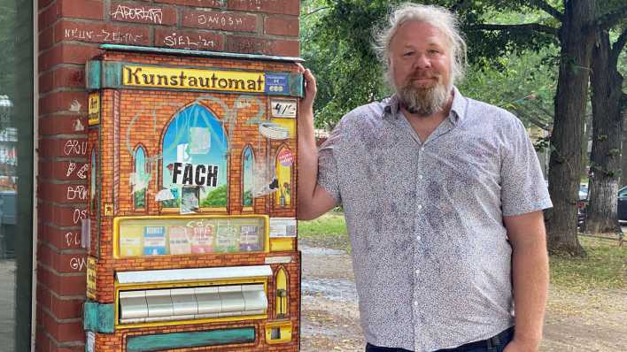 Lars Kaiser vor dem Kunstautomat