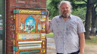 Lars Kaiser vor dem Kunstautomat