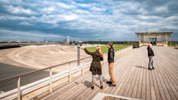 Menschen stehen auf dem Dachgarten des Towers am ehemaligen Flughafen Tempelhof in Berlin (Bild: Claudius Pflug/Tempelhof Projekt GmbH)