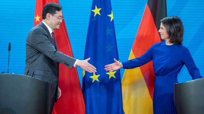 ARCHIV, 9.5.23: Annalena Baerbock und ihr Amtskollege, Qin Gang, Außenminister von China (Bild: picture alliance/dpa/dpa-pool)