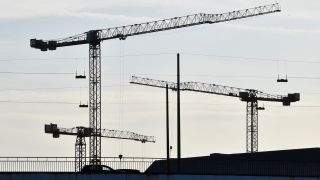 Kräne stehen auf einer Baustelle