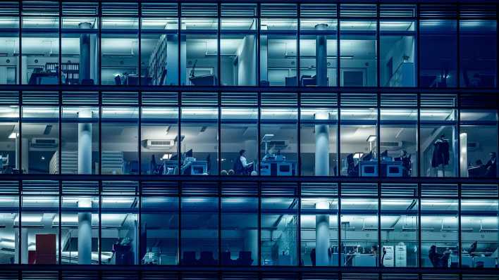 Menschen arbeiten am späten Nachmittag in einem Bürogebäude am Kurfürstendamm in Berlin.