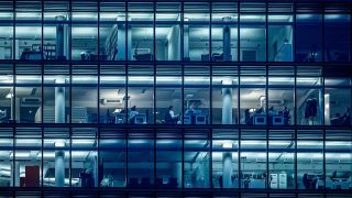 Menschen arbeiten am späten Nachmittag in einem Bürogebäude am Kurfürstendamm in Berlin.