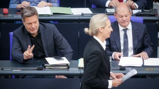 An Mitgliedern der Bundesregierung läuft eine AfD-Politikerin vorbei. (Quelle: Picture Alliance)