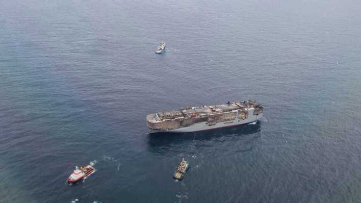 Die Luftaufnahme zeigt den Autofrachter "Fremantle Highway" in der Nordsee. (Quelle: Picture Alliance)