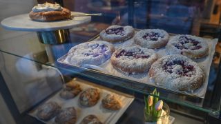 In einem Schaufenster einer polnischen Konditorei liegt frisches Gebäck.