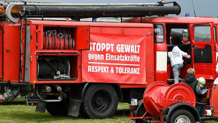 "Stoppt Gewalt gegen Einsatzkräfte. Respekt und Tolerenz" steht an einer historischen Feuerwehr beim Blaulichttreffen 2022 auf dem Oldtimer-Flugplatz in Paulinenaue (Havelland).