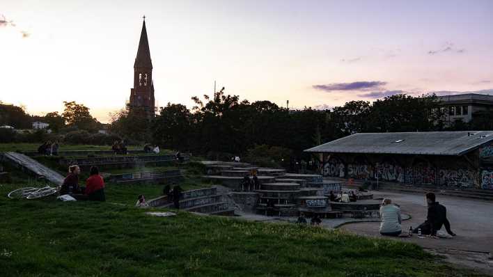 Menschen genießen einen Sommerabend im Görlitzer Park.