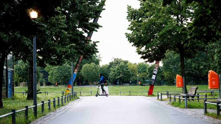 Ein Mann fährt mit einem Scooter am frühen Morgen durch den Görlitzer Park im Stadtteil Kreuzberg.