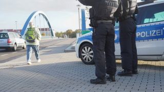 Bundespolizisten stehen an der Grenzbrücke, die Deutschland mit Polen verbindet.
