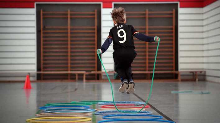 Schüler übt im Sportunterricht Seilspringen (Bild: picture alliance/dpa)