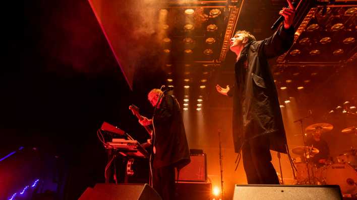Kraftklub stehen bei einem Konzert auf der Bühne. (Quelle: Picture Alliance)