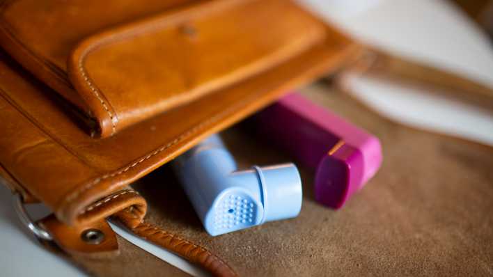 Asthmasprays ragen aus einer Tragetasche heraus. (Quelle: Picture Alliance)