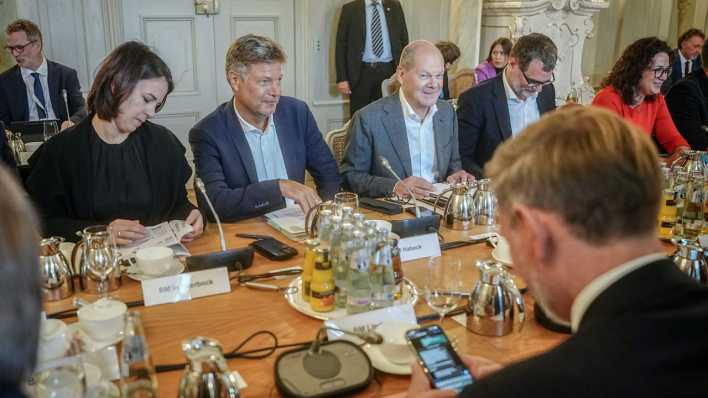 Das Bundeskabinettkommt zur Halbzeit-Klausur im Schloss Meseberg zu seiner ersten Sitzung zusammen.